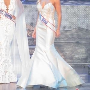 Royal We gown size 2/4